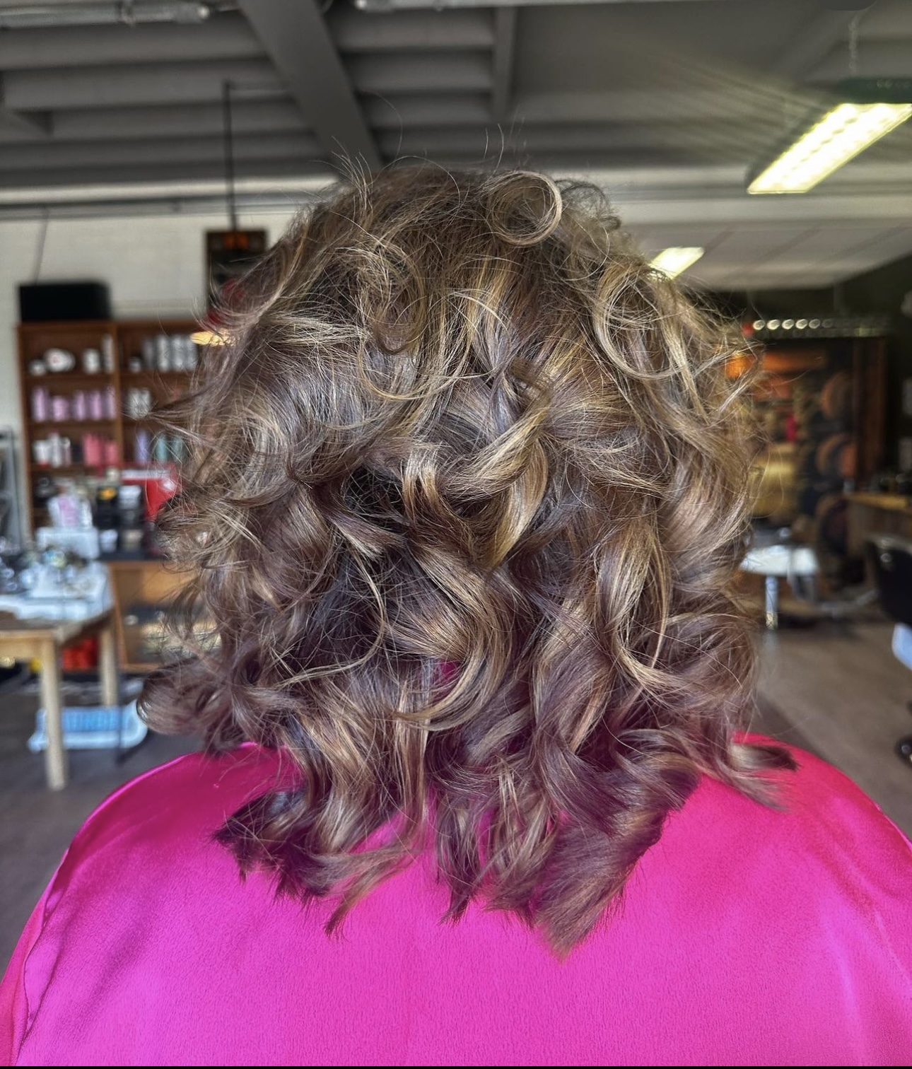 Krullend haar met lichte highlights, van achteren gezien