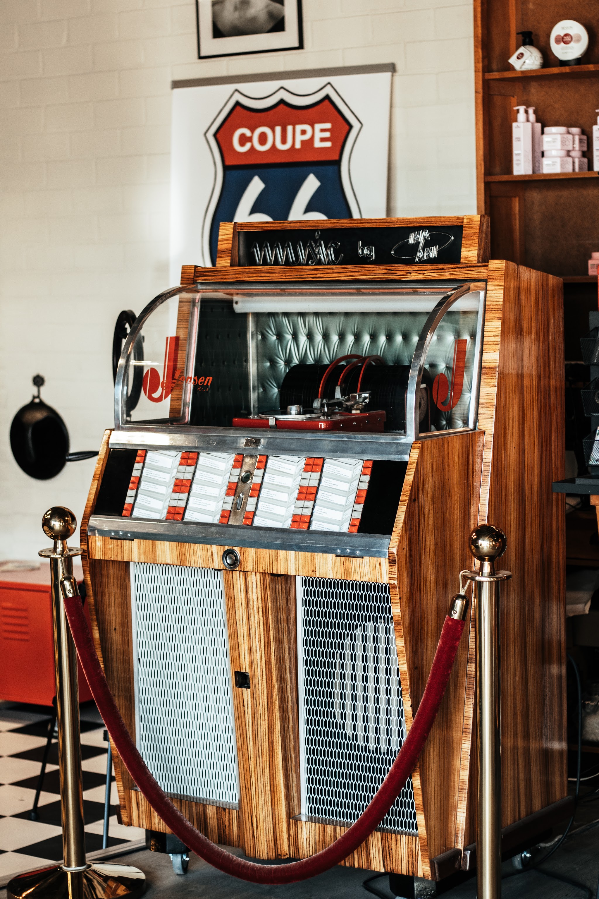 De jukebox van Coupe 66 met een rood koord, onder het COUPE 66 schild